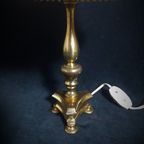 Decoratieve Tafellamp Met Driepootvoet Van Verguld Metaal En Beige Zijden Lampenkap thumbnail 3