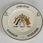 Wit Wandbord Met Meerkleurige Kroon, Vlaggen En “W” En Opschrift “Jubileum Koningin Wilhelmina 18 thumbnail 2
