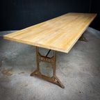 Industriële Eettafel Gemaakt Van Beukenhouten Blad & Machineonderstel thumbnail 2