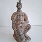 Knielende Chinese Krijger Beeld Gepatineerde Terracotta thumbnail 6