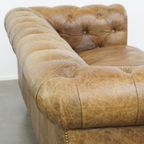 In Goede Staat Verkerende En Tijdloze Generfde Rundleren Chesterfield 2.5 Zits Bank Op Wieltjes thumbnail 14