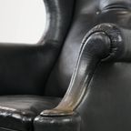 Grote Antieke Zwarte Engelse Rundleren Oorfauteuil Uit Eind 19e Eeuw Met Een Luxe Uitstraling thumbnail 12