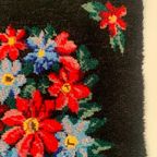 Prachtig Vintage Handgemaakt Wandkleed Met Bloemen In Sprekende Kleuren. thumbnail 4