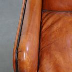Luxe En Comfortabele Schapenleren Armchair Met Hoge Rug, Zwarte Biezen En Een Tijdloos Design thumbnail 7