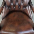 Luxe, Donkere Engelse Rundleren En Houten Chesterfield Fauteuil Met Een Hoge Rug thumbnail 7