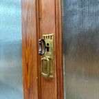 Belgische Pitch Pine Schoolkast Met Ribbelglas thumbnail 18