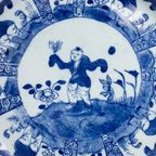 Antiek Chinees Kangxi-Stijl Bord ‘Zotjes’ Met Ophanging - Reliving thumbnail 3