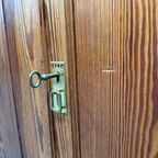 Belgische Pitch Pine Schoolkast Met Ribbelglas thumbnail 17