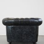 Ruime Zwarte Rundleren Chesterfield Fauteuil Met Een Sprekend Karakter thumbnail 5