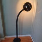 Grote 70's Zwarte Leeslamp / Staande Lamp Met Opengewerkte Kap. thumbnail 3
