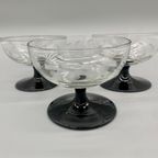 Set Vintage Gegraveerde Coupe Glaasjes Zwarte Voet 3 Stuks thumbnail 2