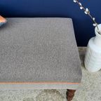 Landelijke Vintage Hocker, Nieuwe Stoffering, Voetenbankje thumbnail 7