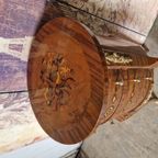 Klassieke Rond Ladekastje Bijzettafel, Met Sierlijke Versiering 3 Laatjes En Messing Versieringen Afm. 36x36cm En 81cm Hoog. thumbnail 6