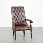 Luxe, Donkere Engelse Rundleren En Houten Chesterfield Fauteuil Met Een Hoge Rug thumbnail 2