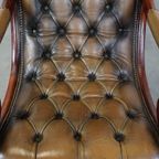Karaktervolle Groene Vintage Rundleren Engelse Chesterfield Fauteuil Met Een Sierlijke Vormgeving thumbnail 6