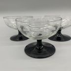 Set Vintage Gegraveerde Coupe Glaasjes Zwarte Voet 3 Stuks thumbnail 3