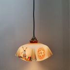 Antieke Opaline 'Zakdoek' Art Deco Lamp Met Tafelreel Van Molen En Decoratief Figuur Op Elke Zijde. thumbnail 9