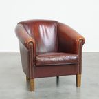 Comfortabele, Stoere, Cognac Kleurige Schapenleren Clubfauteuil Met Karakteristiek Zitkussen thumbnail 2