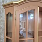 Vitrinekast In Zachte Perzikkleur En Goud thumbnail 5