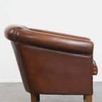 Stijlvolle En Tijdloze Bruine Rundleren Clubfauteuil In Engelse Stijl Met Een Luxe Afwerking thumbnail 3