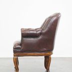 Charmante, Klassieke Rundleren Engelse Chesterfield Armchair Met Sierlijke Poten thumbnail 6