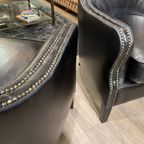 Actie: 2 X Stoere Industriële Chesterfield Oorfauteuils 'Bristol' In Prachtig Zwart Generfd Vinta thumbnail 8