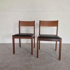 Een Paar Vintage Teakhouten Stoelen Met Zwart Skai Leer thumbnail 6