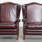 Set Van 2 Mooie En Comfortabele Bordeauxrode Rundleren Oorfauteuils + Hocker In Engelse Stijl thumbnail 3