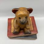 Boekensteun Houten Beer Op Boeken Indonesisch thumbnail 2