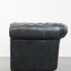 Tijdloze En Klassieke Ruime Zwarte Chesterfield Fauteuil Van Karaktervol Generfd Rundleer thumbnail 6
