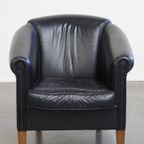 Geweldige Zwarte Rundleren Clubfauteuil In Engelse Stijl Met Een Tijdloos Design thumbnail 6