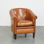 Zeer Comfortabele Cognac Kleurige Clubfauteuil Gemaakt Van Schapenleer En Strak Afgewerkt Met Zwa thumbnail 2