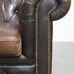 Luxe En Charmante Rundleren 3-zits Chesterfield Bank Op Wieltjes Met Een Onweerstaanbaar Karakter thumbnail 9
