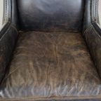 Stoere, Karaktervolle Zwarte Rundleren Fauteuil In Industriële Stijl Met Een Hoge Rug thumbnail 2