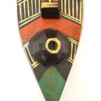 Langwerpig Zwart Afrikaans Houten Masker Beschilderd In Goud, Groen En Rood thumbnail 5