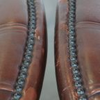 Set Van 2 Charmante, Klassieke Rundleren Engelse Chesterfield Armchairs Met Sierlijke Poten thumbnail 9