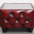 Mooie Rundleren Chesterfield Bijzet/ Salontafel In Een Mooie Rode Kleur Met Glazen Blad thumbnail 2