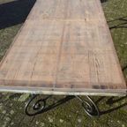 Brutalist Eettafel, Industrieel Steenschotten Blad En Metalen Onderstel thumbnail 10