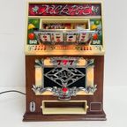 Radio En Cassettespeler In De Vorm Van Vintage Speelautomaat thumbnail 4