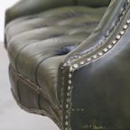 Grote Groene Rundleren Chesterfield Bureaustoel Op Wieltjes Met Een Hoge Rug thumbnail 11