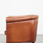 Comfortabele Cognac-kleurige Engelse Rundleren Clubfauteuil Met Een Afwerking Met Siernagels thumbnail 6