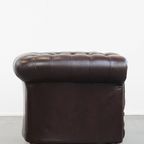 Imposante, Engelse Rundleren Chesterfield Fauteuil Met Een Comfortabele Zit En Een Diepe Donkere thumbnail 3
