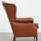 Stijlvolle En In Correcte Staat Verkerende Cognac Kleurige Rundleren Oorfauteuil In Engelse Stijl thumbnail 5
