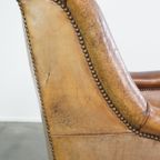 Karakteristieke, Antieke Schapenleren Fauteuil Met Prachtige Details En Bijzondere Vormgeving thumbnail 12