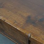 Charmante Antieke Salontafel Met Een Lade En Prachtige Details thumbnail 12