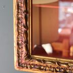 Antieke Wandvitrine – Goudkleurig Hout En Rood Fluweel thumbnail 12