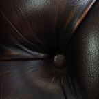 Luxe, Warm Gekleurde, Bruine Rundleren Chesterfield Oorfauteuil Met Unieke Details thumbnail 15