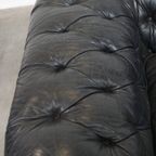 Comfortabele Zwarte Rundleren Chesterfield 2.5 Zits Bank In Engelse Stijl thumbnail 8