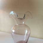 Vintage Glazen Vaas In Licht Peach Glas Met Geschulpte Omgevouwen Rand thumbnail 4