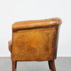 Subtiele, Cognac-kleurige Schapenleren Clubfauteuil Met Een Tijdloos Design En Correct Afgewerkt thumbnail 6